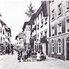 Der ehemalige Rößle-Brunnen, der im Zuge des Neubaus des Schleckermarktes 1963 entfernt wird, mit Hotzenfamilie. Bild: Stadtarchiv