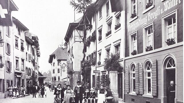 Der ehemalige Rößle-Brunnen, der im Zuge des Neubaus des Schleckermarktes 1963 entfernt wird, mit Hotzenfamilie. Bild: Stadtarchiv