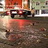 Die Technischen Betriebe haben am Donnerstagmorgen nach dem Hemdglonker den Marktplatz in Radolfzell im Eiltempo wieder sauber gefegt.