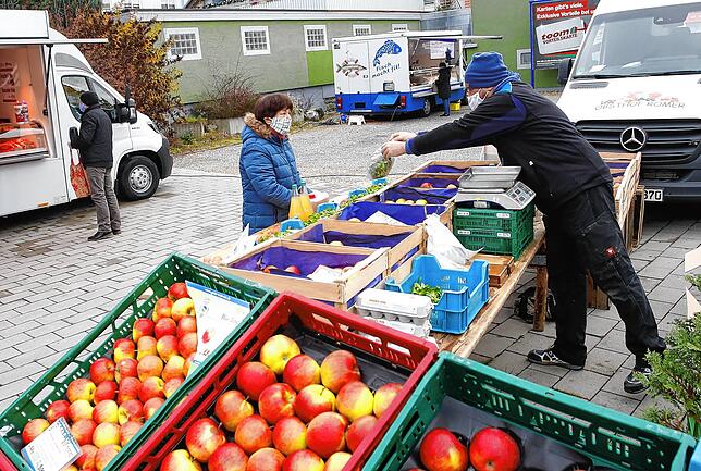 Der Wollmatinger Wochenmarkt – hier Roger Papperitz (rechts) vom Obsthof Romer – hat bereits Fans, darunter Stammkundin ...