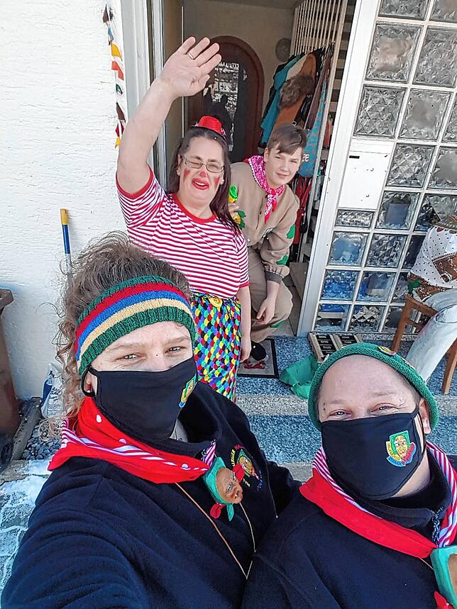 Die Waldhexen Jasmin Schmid und Tobi Schmid bringen die Fasnet in Tütle zu Ramona Martin aus Winterspüren.