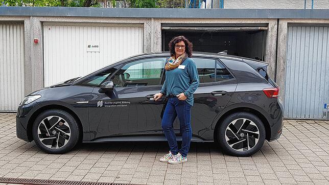 Die ersten Elektroautos im Fuhrpark der Stadt sind im Einsatz. Sie werden vom Amt für Jugend, Bildung, Integration und Sport genutzt, ...