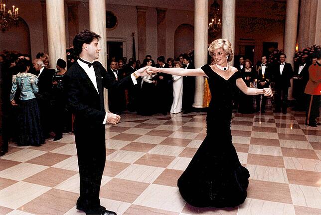 Der berühmte Tanz: Mit Hollywoodstar John Travolta legt Prinzessin Diana am 12. November 1985 eine flotte Sohle im Weißen Haus aufs ...