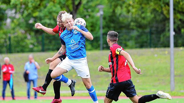 Yannick Stojic (vorne) vom BC Konstanz-Egg im Kopfballduell mit Leon Gruber vom FC Bodman-Ludwigshafen.