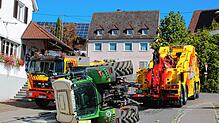 In Wahlwies ist am Dienstagmorgen auf der Leonhardstraße ein Traktor umgestürzt.
