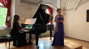 Das Duo Isabell Marquardt und Elli Freundorfner stimmt musikalisch auf das Museumsfest ein. Fotos: Xenia Rieke-Zapp, Sabine Busse