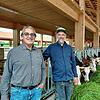 Karl-Hermann Rist, Betriebsleiter des Erlenhofs und Oliver Rascher, der für den Milchviehbetrieb zuständig ist (von links), geben einen ...