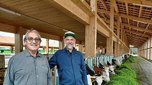 Karl-Hermann Rist, Betriebsleiter des Erlenhofs und Oliver Rascher, der für den Milchviehbetrieb zuständig ist (von links), geben einen ...