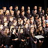 Der Unterstufenchor, geleitet von Renate Schulz, gibt einen Vorgeschmack auf das Musical im Sommer.
