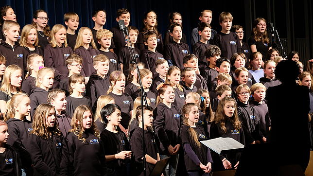 Der Unterstufenchor, geleitet von Renate Schulz, gibt einen Vorgeschmack auf das Musical im Sommer.