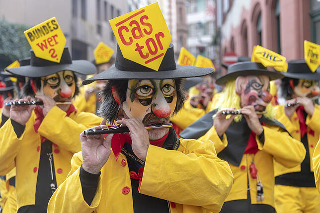 Mitglieder der „Märtplatz-Clique“ ziehen 2019 am letzten Tag der Basler Fasnacht musizierend durch die Gassen der ...