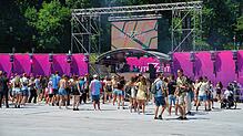4800 Menschen feiern im Bodenseestadion in Konstanz bis in den späten Abend hinein. Der allgemeine Tenor: ein kleines, familiäres und ...