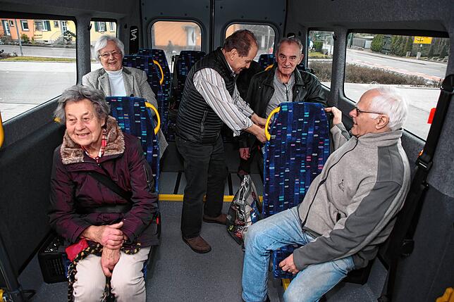 Behindertengerecht und freundlich ausgestattet präsentieren sich die beiden Bürgerbusse von innen.