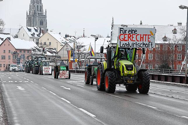 Bild 6: Traktoren umrunden die Stadt: Jetzt demonstrieren die Landwirte auch in Konstanz!