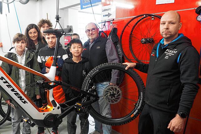 Hans-Peter Stroppa und Werkstattleiter Andreas Fecht (rechts) bringen den Schülern der Ekkehard-Realschule die Technik der E-Bikes ...