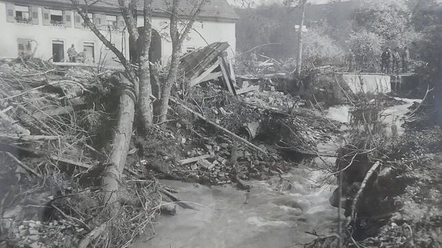 Dieses Bild vor dem heutigen Anwesen Riva zeigt die Wucht der Zerstörung in Aselfingen bei dem Hochwasser 1924. Der Aubach hat mit ...