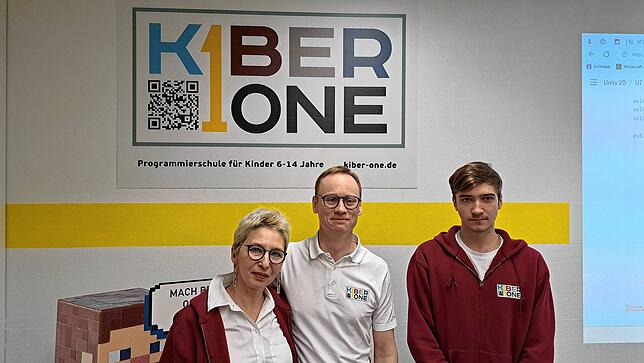 Elvina und Ivan Shakhmurzaevanur mit Assistent Ivan Nakhodkin. Die Kiberone-Niederlassung in Friedrichshafen ist die zweite in ...