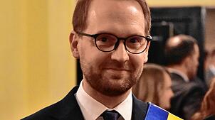 Dominic Fritz mit Amtsschärpe, aufgenommen 2023 in der Oper von Temeswar.