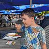 Der kleine Matti genießt ein Eis. Diese Abkühlung gibt es aber erst nach dem Unterricht – Hitzefrei ist eher unwahrscheinlich. Warum das ...