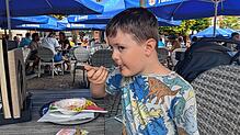 Der kleine Matti genießt ein Eis. Diese Abkühlung gibt es aber erst nach dem Unterricht – Hitzefrei ist eher unwahrscheinlich. Warum das ...