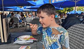 Der kleine Matti genießt ein Eis. Diese Abkühlung gibt es aber erst nach dem Unterricht – Hitzefrei ist eher unwahrscheinlich. Warum das ...