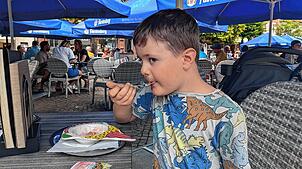 Der kleine Matti genießt ein Eis. Diese Abkühlung gibt es aber erst nach dem Unterricht – Hitzefrei ist eher unwahrscheinlich. Warum das ...