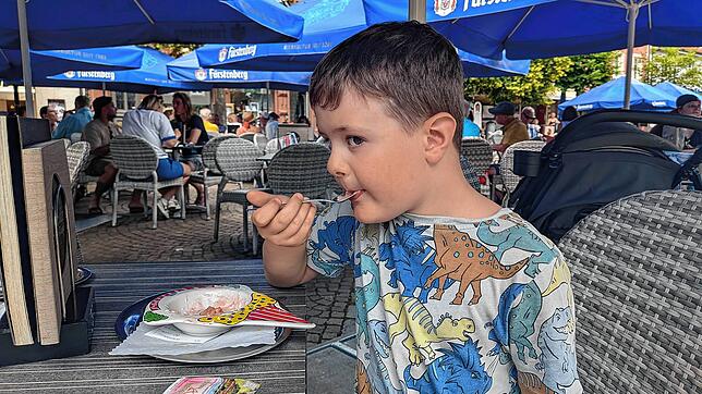 Der kleine Matti genießt ein Eis. Diese Abkühlung gibt es aber erst nach dem Unterricht – Hitzefrei ist eher unwahrscheinlich. Warum das ...