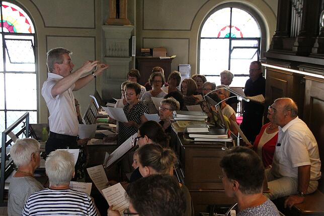 Der Kirchenchor Eggingen mit Chorleiter Holger Albicker wurde instrumental begleitet vom Vorsitzenden Georg Riesterer (Klavier) sowie ...