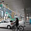Autofahrer, Radfahrer und Fußgänger am neuen Einkaufszentrum Cano: Zur Eröffnung am Donnerstag werden voraussichtlich viele Menschen die ...
