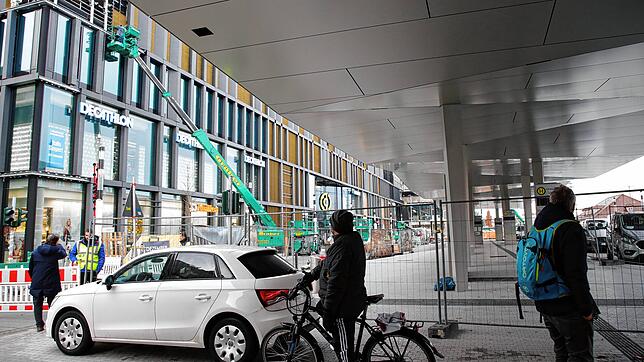 Autofahrer, Radfahrer und Fußgänger am neuen Einkaufszentrum Cano: Zur Eröffnung am Donnerstag werden voraussichtlich viele Menschen die ...