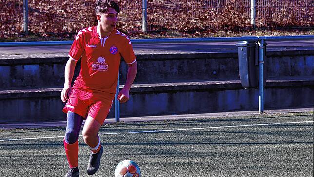 Der SC Konstanz-Wollmatingen (Jacopo Julius Corda) tritt am vorletzten Bezirksliga-Spieltag gegen den SV Mühlhausen an.