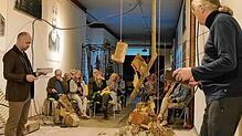 In einer eindrucksvollen szenischen Lesung in der Kunsthalle Kleinschönach zum Nahost-Konflikt spricht Peter Schmidt (rechts) die Worte ...
