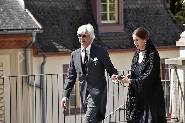 Bild 2: Abschied von Heinrich Fürst zu Fürstenberg: Besucher auf dem Weg in die Donaueschinger Stadtkirche