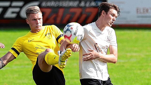 Der FC Öhningen-Gaienhofen (gelbe Trikots) holte aus fünf Spielen 15 Punkte. Ganz anders der SV Deggenhausertal, der noch ohne Sieg im ...