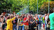 Mit vielen Seifenblasen und noch mehr Regenbögen feierten Jung und Alt die Vielfalt im Dorf.