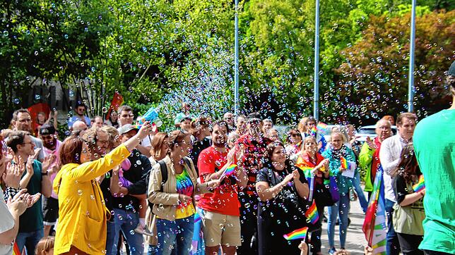 Mit vielen Seifenblasen und noch mehr Regenbögen feierten Jung und Alt die Vielfalt im Dorf.