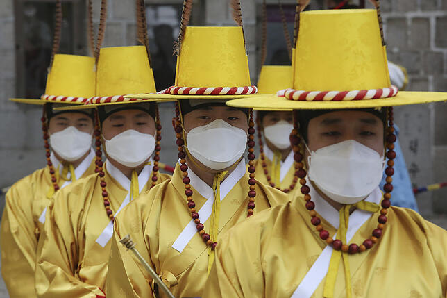 Die kaiserliche Garde Südkoreas trägt Masken während einer Nachstellung der Wachablösung. Die Zahl der Infektionen und Todesopfer durch ...