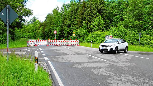 Bis voraussichtlich Anfang November gesperrt ist die Bundesstraße 313 bei Meßkirch. Ursache dafür ist, dass ein Kreisel gebaut wird, ...