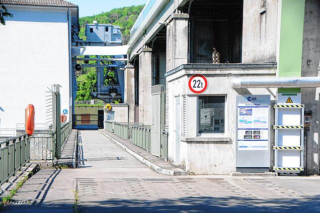 Die Wehrbrücke des Kraftwerks Reckingen. Vorne rechts das ehemalige Schweizer Zollhäuschen, hinten das deutsche Pendant mit dem ...