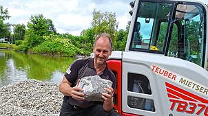 Diesen Stein kann Christof Teuber noch in der Hand halten. Andere Felsen, die er für die Natursteinmauer am Stadtsee verbaut, sind ...