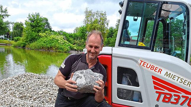 Diesen Stein kann Christof Teuber noch in der Hand halten. Andere Felsen, die er für die Natursteinmauer am Stadtsee verbaut, sind ...
