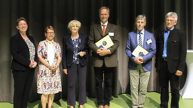 Mit der Hugo-Conwentz-Medaille zeichnet der Bundesverband Beruflicher Naturschutz (B.B.N.) Feldberg-Ranger Achim Laber aus. Von links ...