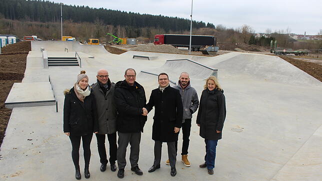 Strahlende Gesichter am neuen Skatepark: Felicitas Heinrich, Dieter Kleinhans, Oberbürgermeister Jürgen Roth, Benedikt Grieshaber von ...