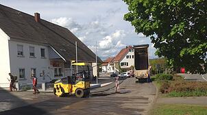 Der Landkreis hat die Fahrbahndecke erneuert, die Gemeinde hat sich mit dem Verlegen von Glasfaser-Leerohren, der Herstellung neuer ...