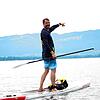 Dario Aemisegger auf seinem Stand-up-Paddle mit den österreichischen Voralpen im Hintergrund.
