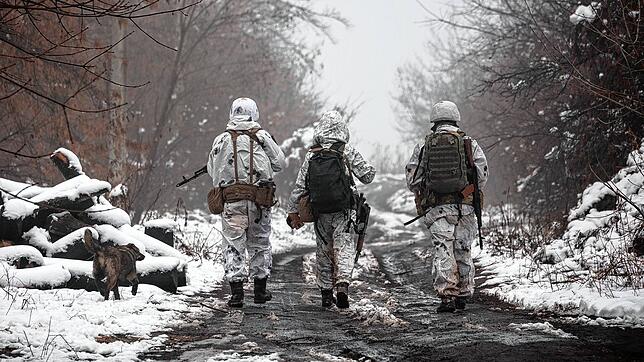 Ukrainische Soldaten an der Trennlinie zu den prorussischen Rebellen in der Nähe von Katerinivka, Region Donezk. Wie geht es bei dem ...