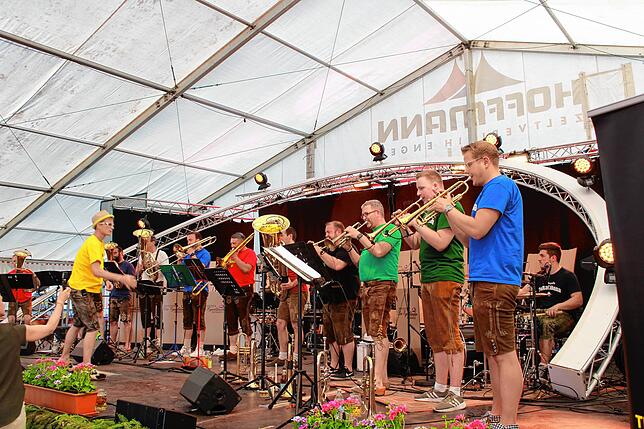 PolkaCabana sorgen am frühen Samstagabend für fröhliche Stimmung im großen Festzelt. Mit Polkas und einem Schlagermix bringen sie das ...