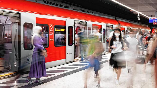 Die Bahn rechnet wegen des ganztägigen Warnstreiks am Stuttgarter Flughafen und den Fasnachtsferien mit vollen Zügen.