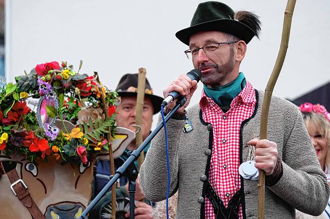 Die Bohnen kündigen die Versteigerung von Kuh Resi und dem Ochsen an.
