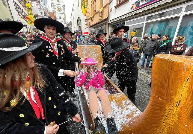 Bild 24: Tolle Stimmung beim Sonntagsumzug der Überlinger Narrenzunft &ndash; Teil 2